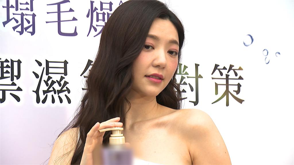 偶像甜心女演員轉戰「全台語」喜劇? 雨中出席活動有用這款秘密武器