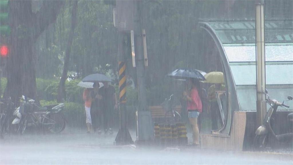 暴雨狂淋10分鐘「吐白沫、抽搐」慘遭送ICU！醫急警告「出現3症狀別拖」
