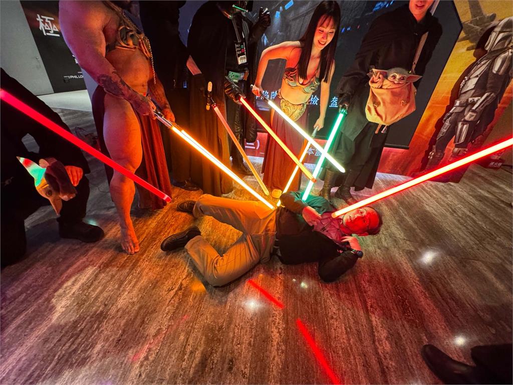 白髮阿北倒地「慘遭制伏」竟是鄭運鵬！網一見畫面笑出來：賴祥德我不會去扶的