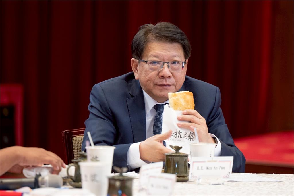 快新聞／有夠香！「阜杭豆漿」上桌   賴總統台式早茶會暖迎友邦青年
