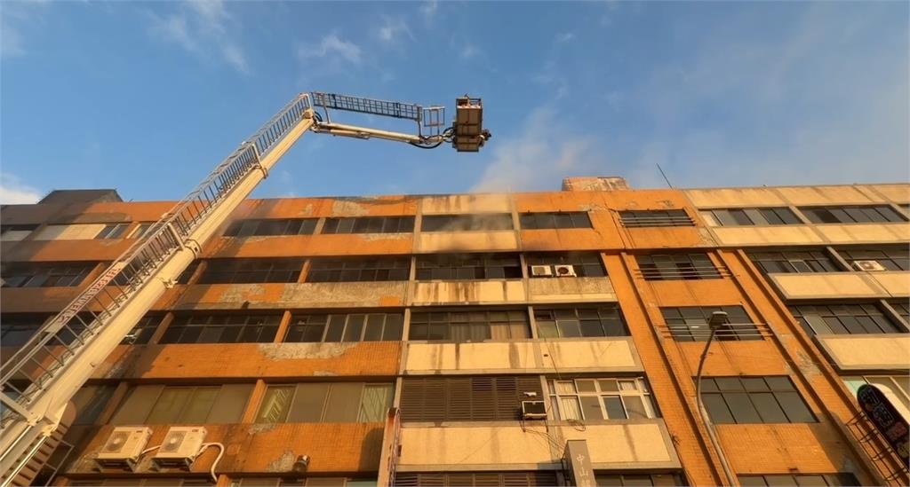 苗栗大樓火警釀1死　3住戶一度受困頂樓