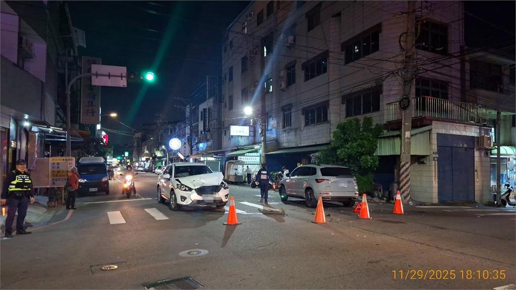 車禍對撞驚天巨響　消防隊員秒衝出幫忙