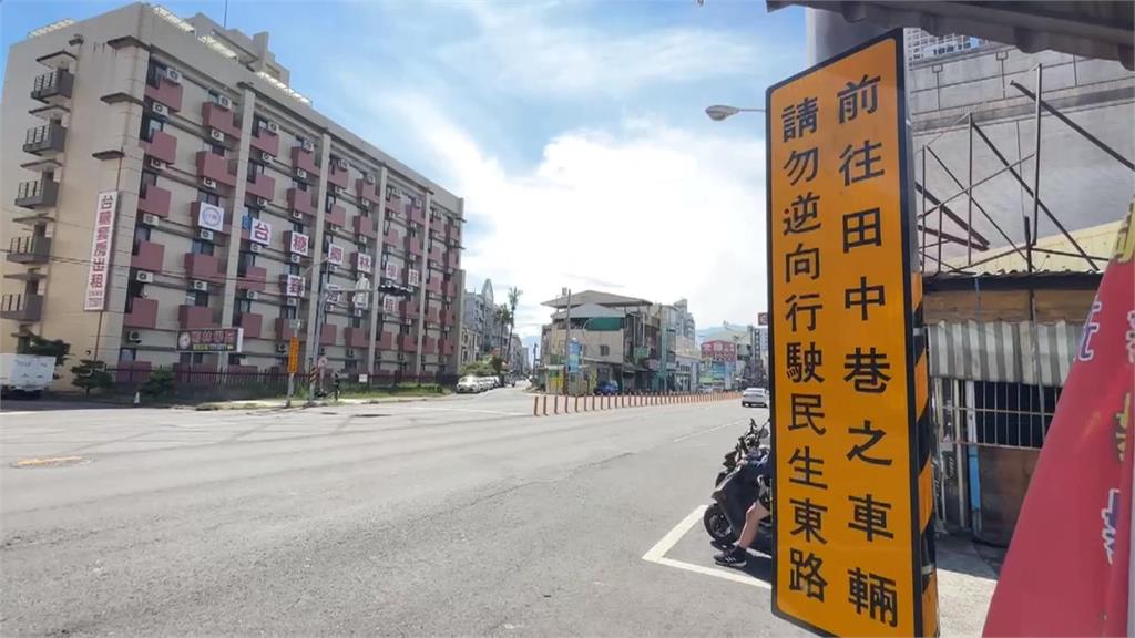馬路流氓?休旅逆向硬鑽小巷 遇直行車竟「僵持對峙」續進逼