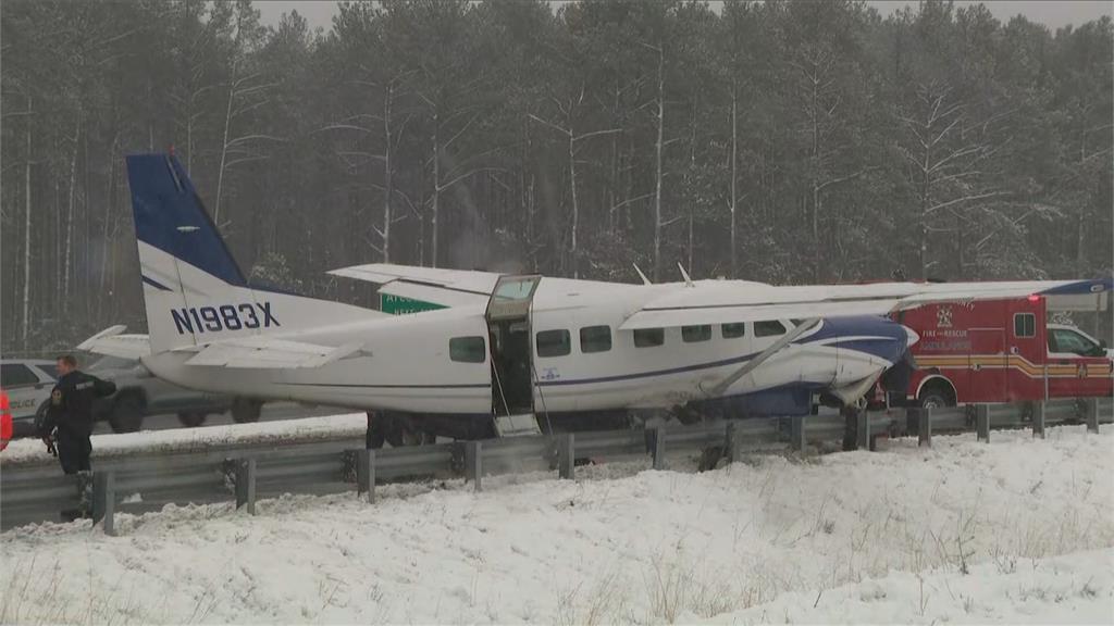 美國小飛機迫降高速公路 機上7人平安無事