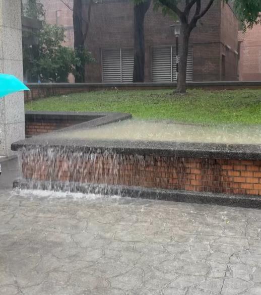 圖輯／台北狂淹大水！嚴重災情畫面一次看　多地水柱狂噴、大量污水覆蓋路面