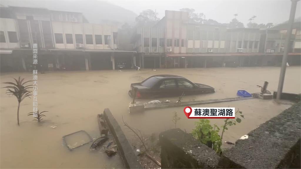 宜蘭午後「大豪雨特報」　民眾淡定吃流水席、台鐵蘇新及新馬一度雙線不通