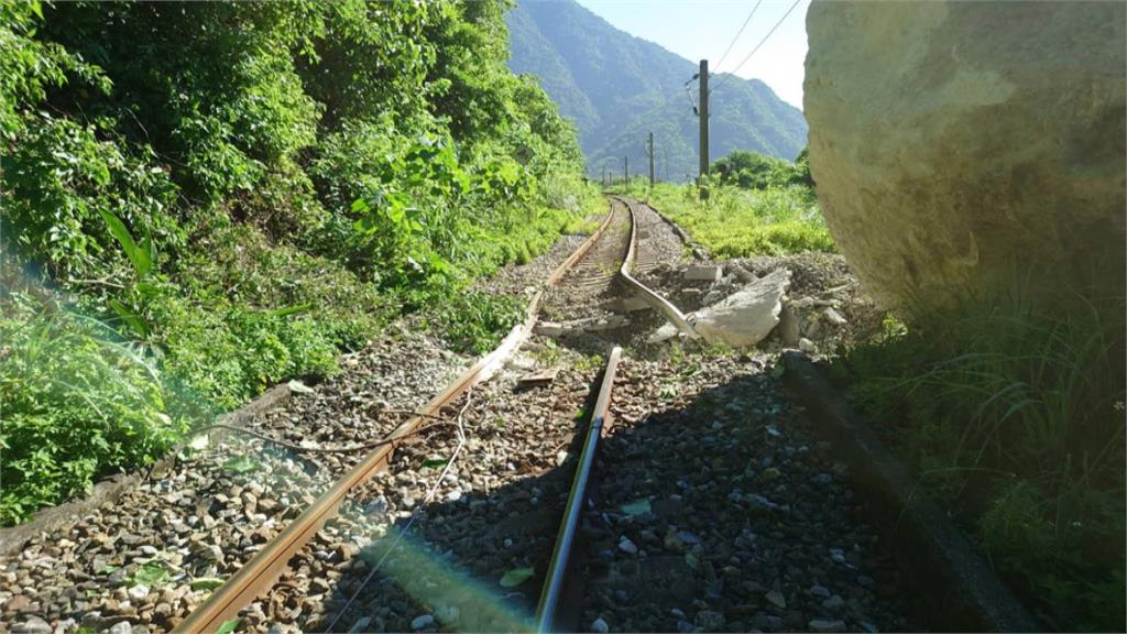 台鐵東正線才剛搶通 150噸巨石崩落砸斷鐵軌「單線通車」