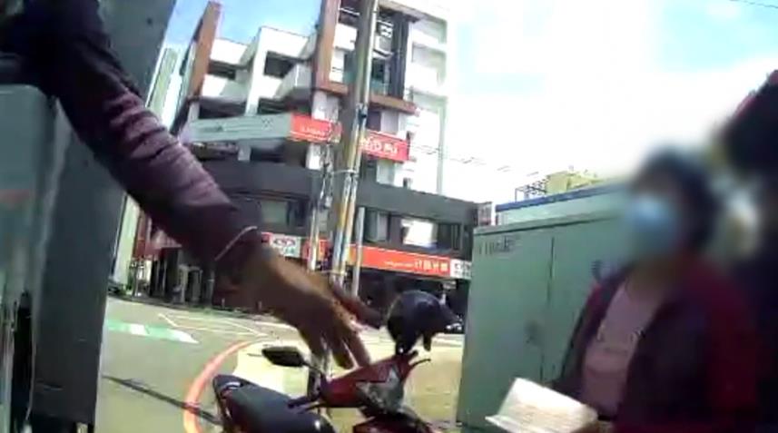 台中婦人騎車噴飛大量千元鈔! 清潔隊拾獲物歸原主