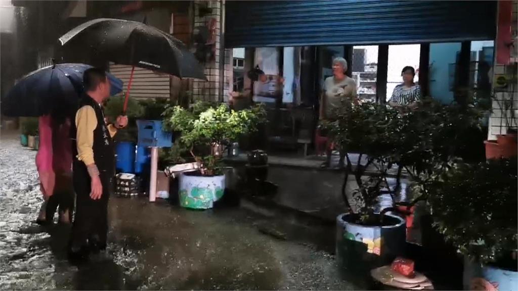 大豪雨特報！　嘉義多地淹水警戒　新港奉天宮大殿也淹水