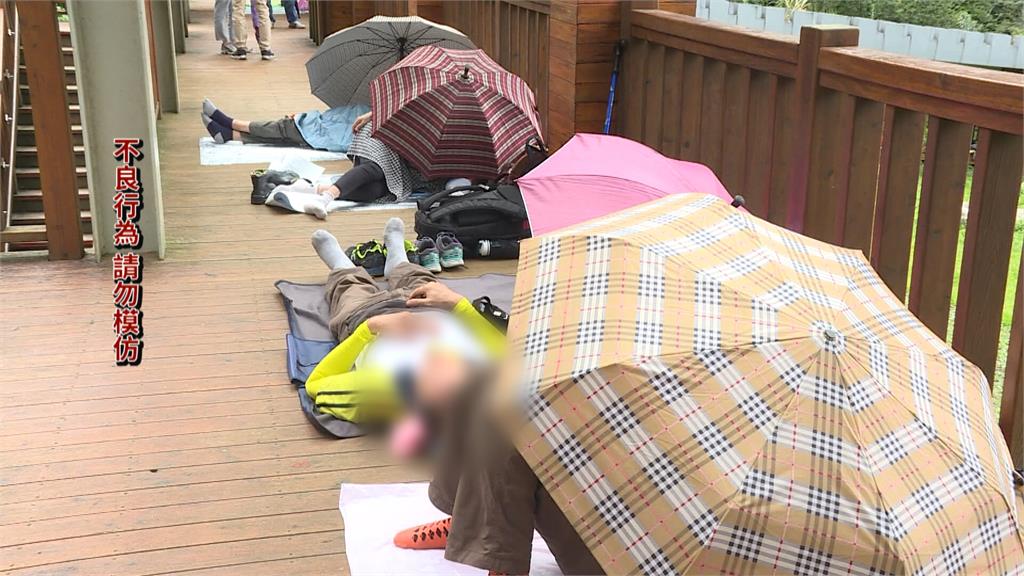 「別再占位了」!溪頭包包占位亂象叢生 祭移除令通通清空