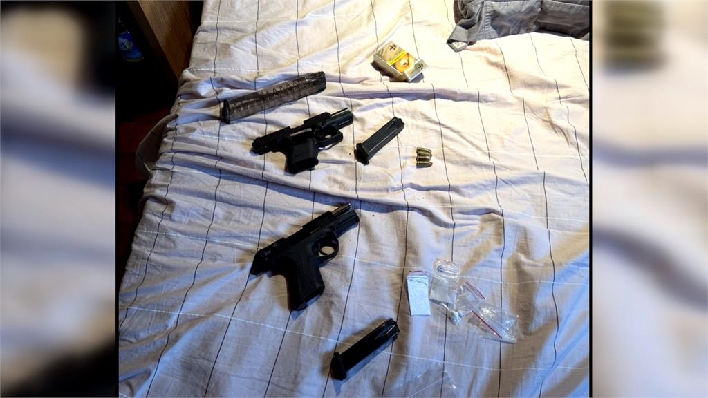 男販毒憂遭黑吃黑"帶槍彈防身" 警搜出2改造手槍