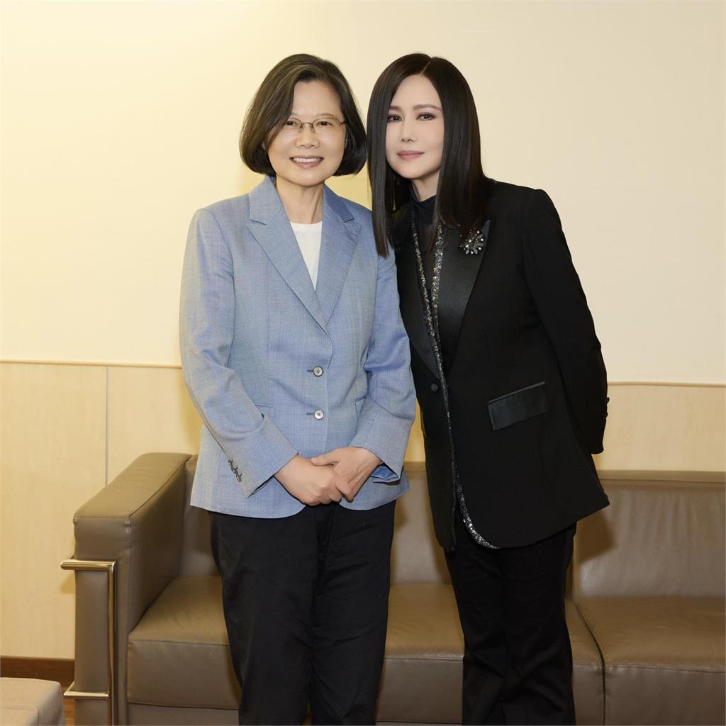 江蕙演唱會「歌迷拿螢光棒狂晃」竟是蔡英文！近況「暴瘦一圈」網憂心：多吃一點