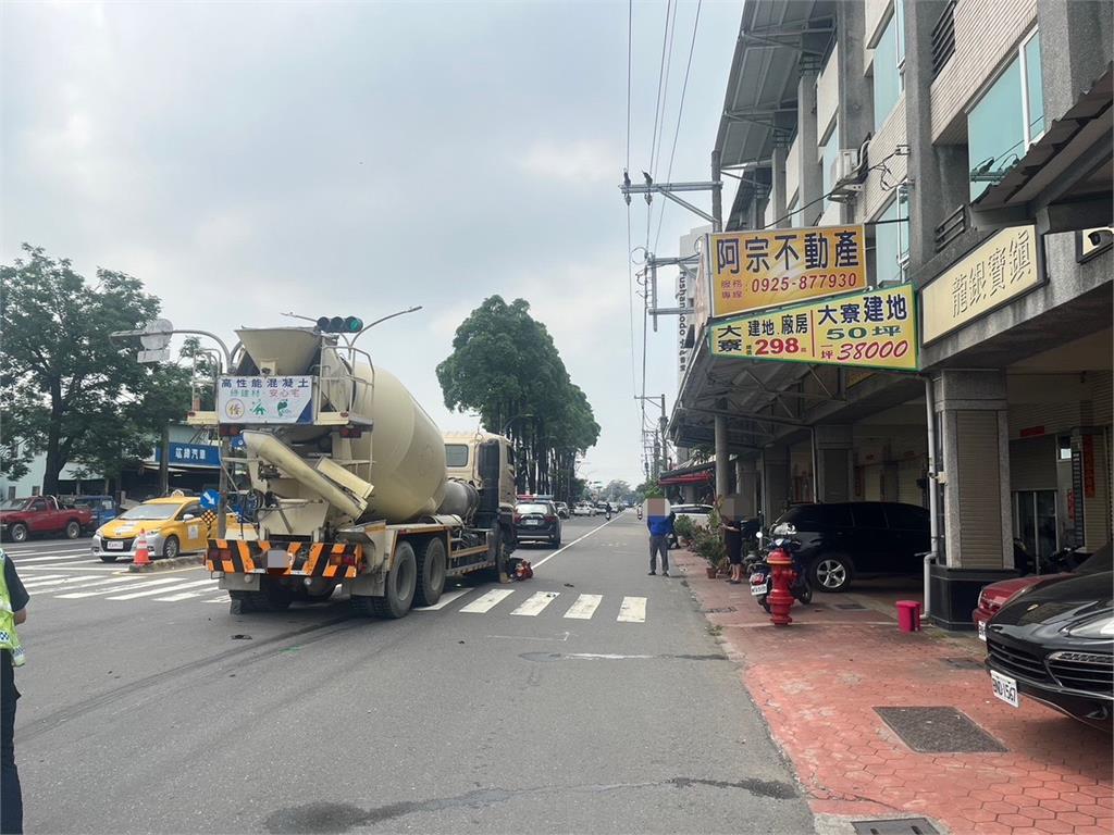 快新聞／高雄大寮預拌混凝土車撞機車！　女騎士腳遭輾壓