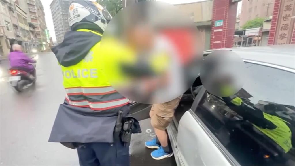 68歲男步履蹣跚去開車 民眾報警查竟「無照駕駛」