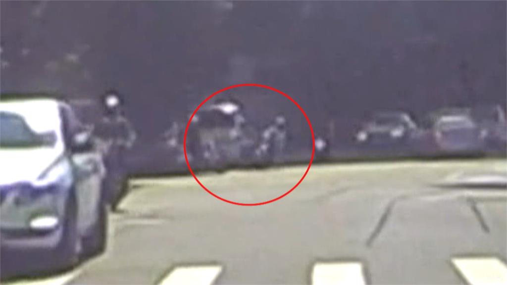 不滿物流車違停！台中騎士怒嗆駕駛　雙方大街爆口角