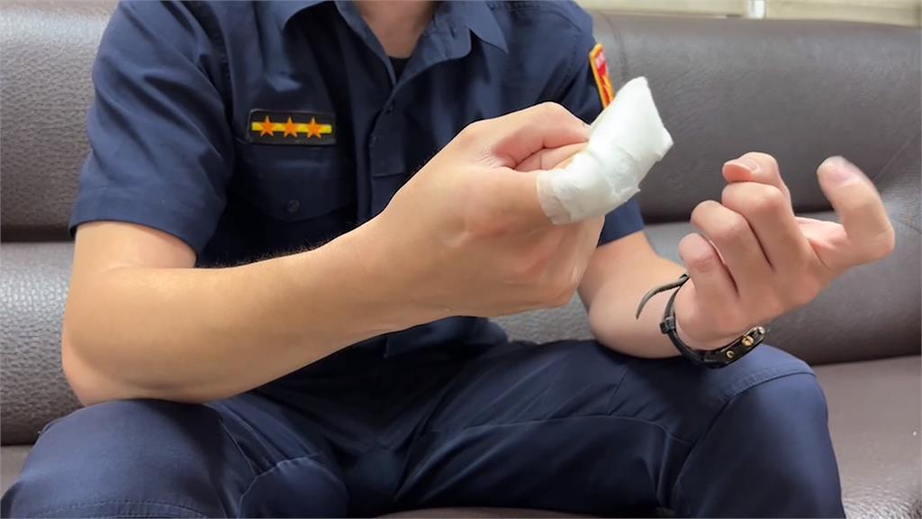 好痛!女嫌犯逃竄狠關鐵門 夾斷員警食指