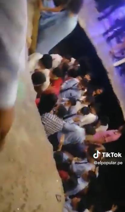 高中舞會場地無預警塌陷!恐怖天坑「1秒狂吞25人」驚險畫面曝光