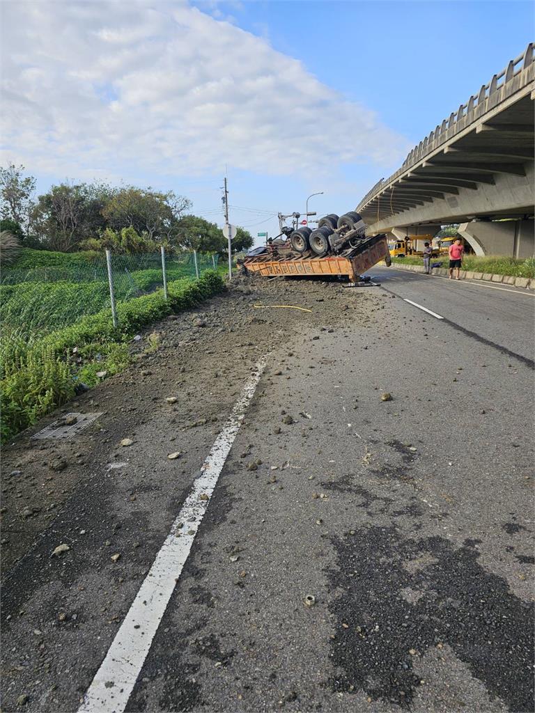 快新聞／嚇！台61新豐段「聯結車撞警車」翻落高架橋　駕駛送醫不治