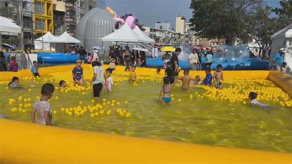 高雄旗津風箏節順延 「氣墊水樂園」週末搶先登場