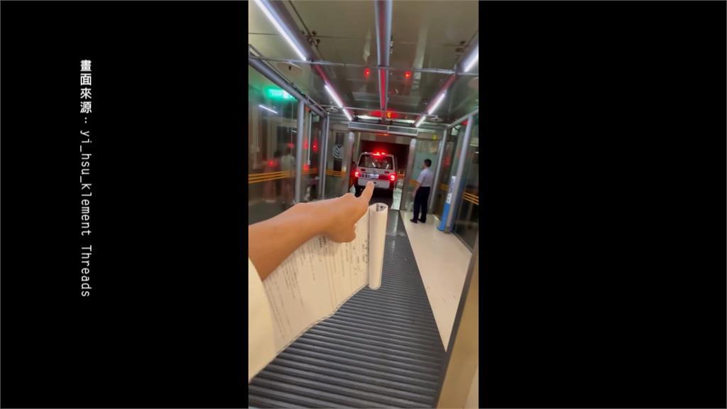 丹娜絲颱風15級強風! 嘉義長庚急診室外救護車被吹走