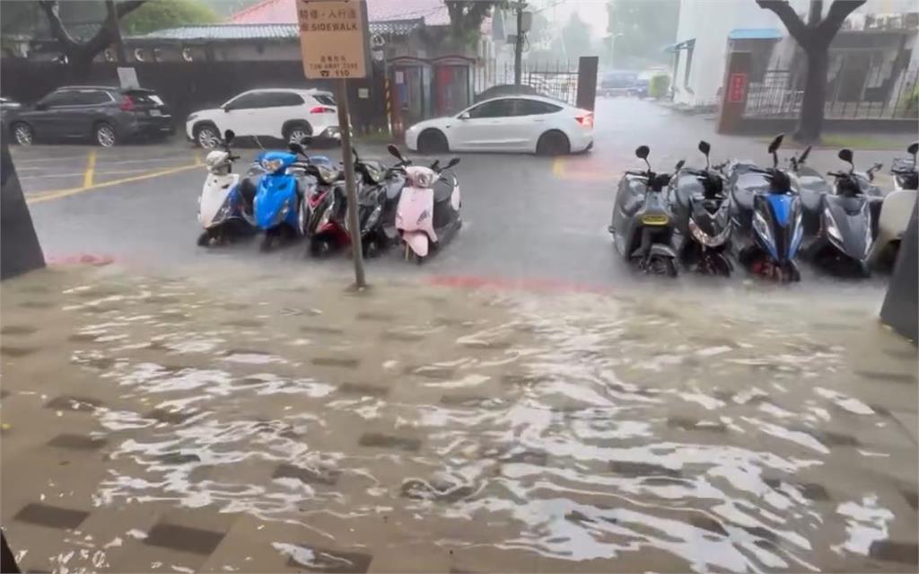 圖輯／台北狂淹大水！嚴重災情畫面一次看　多地水柱狂噴、大量污水覆蓋路面