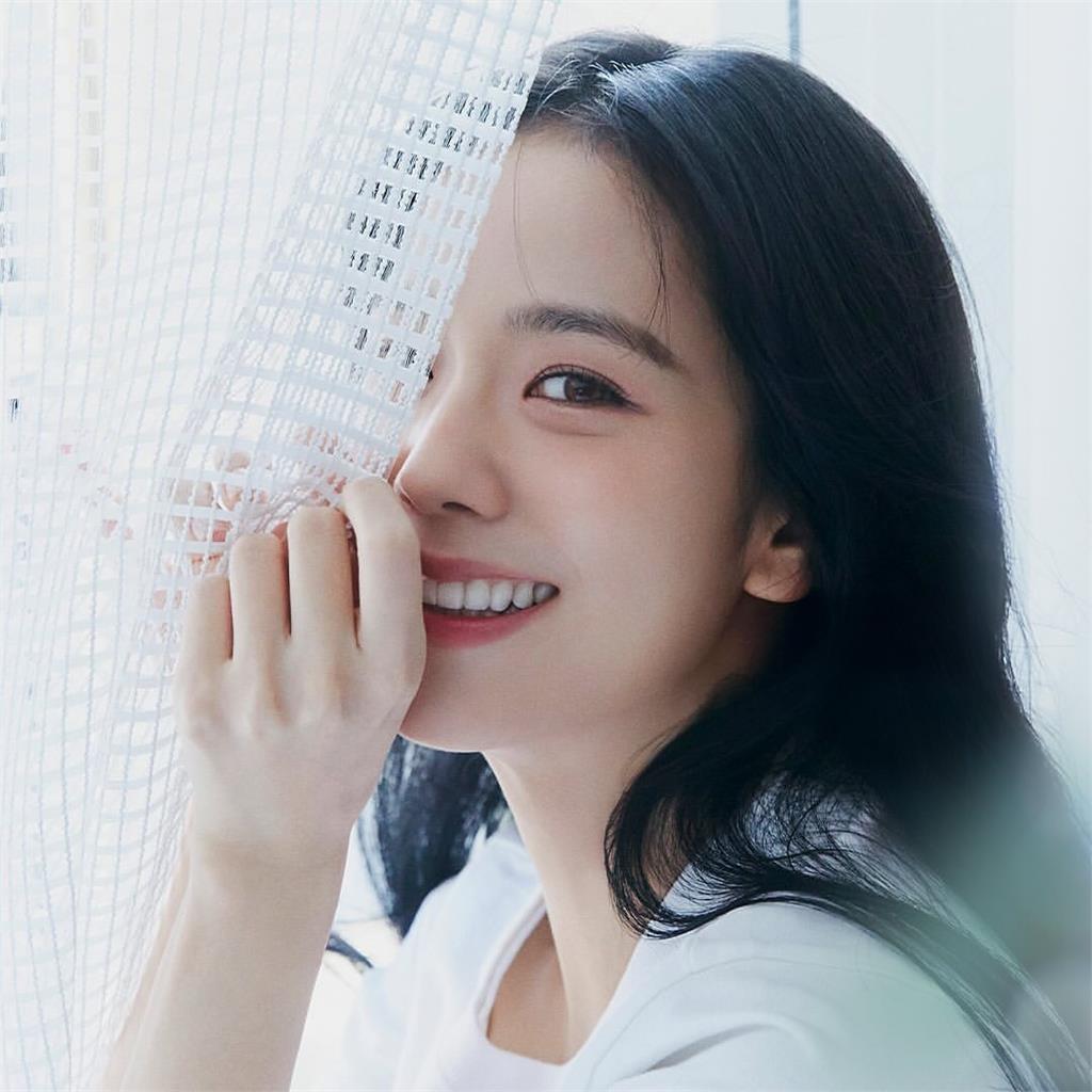 Jisoo跟隨隊友!成立個人廠牌「最新形象照」美翻全網 Jisoo宣布成立個人廠牌「最新形象照」美翻全網!全隊剩她沒動向