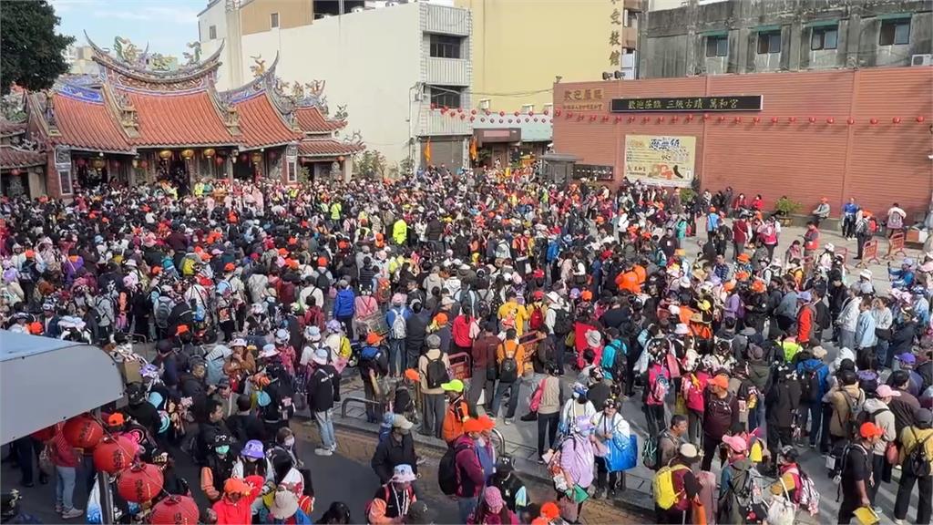 時尚山邊媽祖來了！　台中市區贊境賜福　民眾搶鑽轎腳