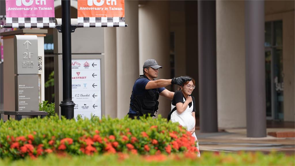 快新聞／珠寶展驚爆持槍搶案！爆裂物驚現商場　高雄警「模擬」特勤攻堅救人質