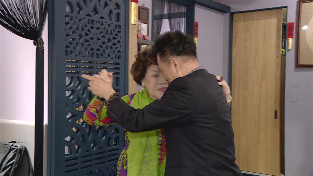 89歲周遊夫妻情趣曝光！老公驚爆每天做「愛做的事」現場公開1絕招：會越來越年輕