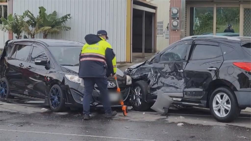 超驚悚超車引發火燒車! 車狂轉2圈駕駛被拋出車外