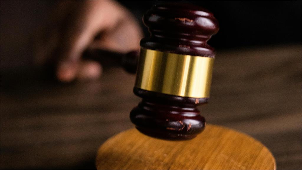 她日餵飼料+10塊雞肉讓狗狗「活活胖死」!遭判刑2個月監禁、萬元罰款
