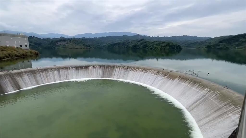 雲林湖山水庫100%滿庫 遊客朝聖溢流美景