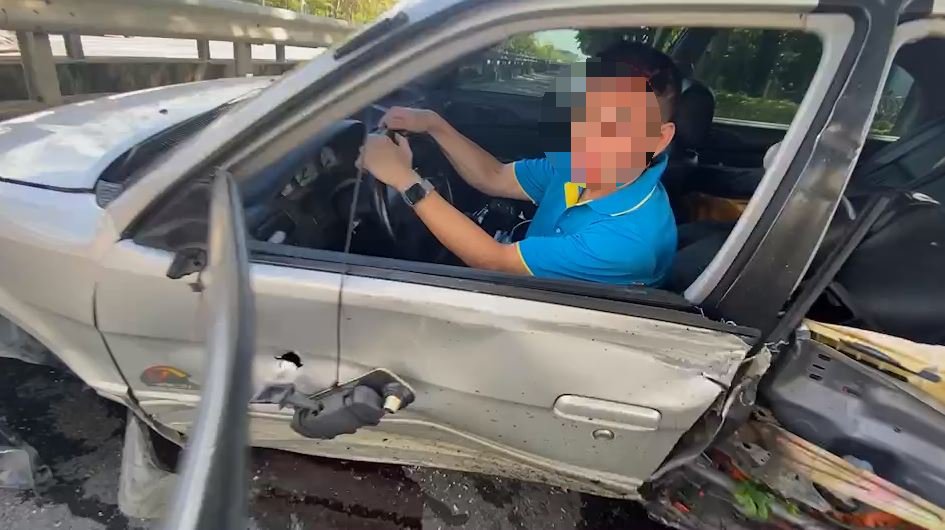 快新聞/高雄左營高鐵站前疑左轉車未禮讓 小客車撞安全島車尾全毀