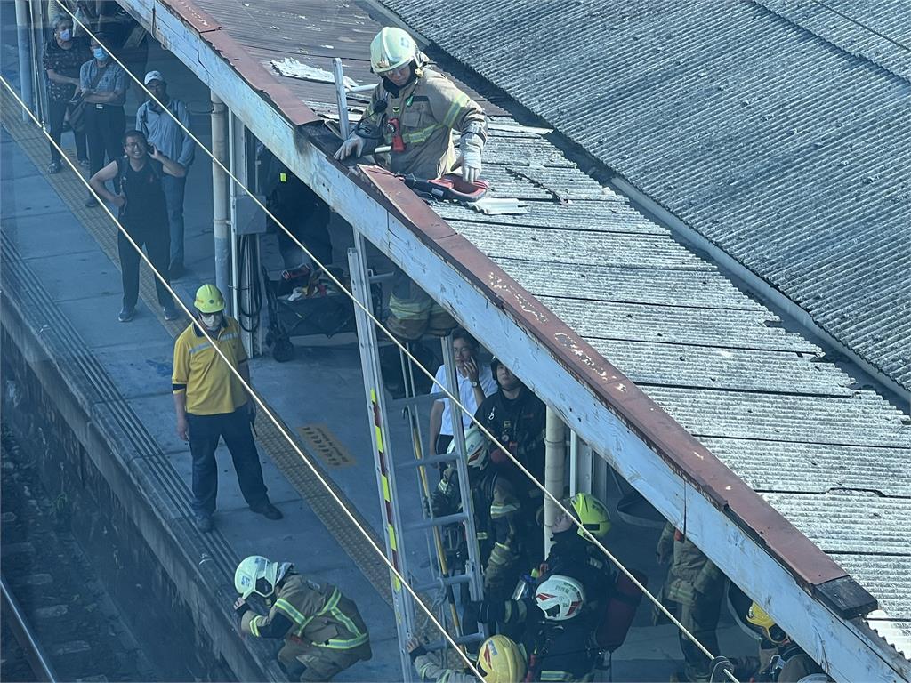 快新聞／台南火車站爆火警！第一月台「屋頂冒煙」破大洞　消防人員急滅火