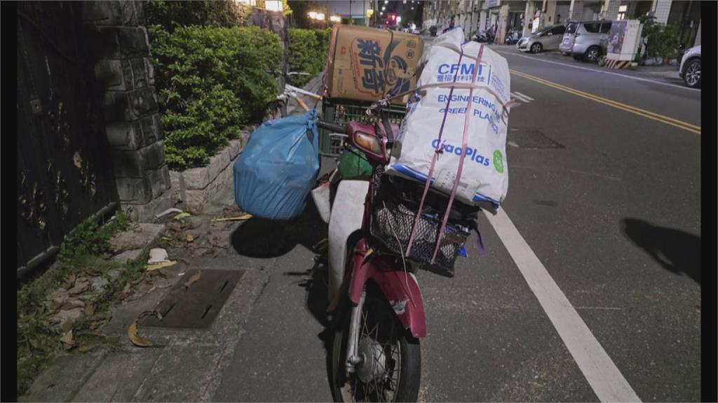騎士行人都沒注意! 婦人穿越馬路不慎遭機車撞上