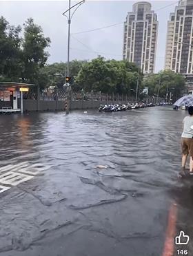 快新聞/午後大雷雨狂降新北! 板橋僑中二街、浮州車站大淹水