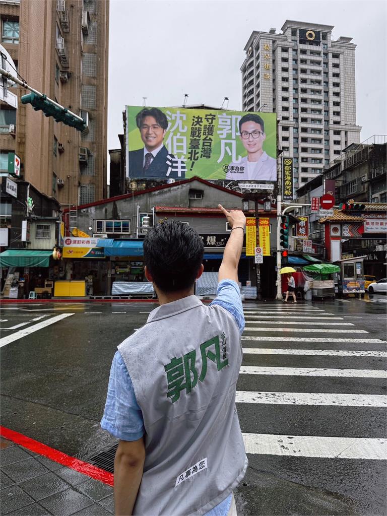 快新聞／沈伯洋「合體小雞」看板掛上街頭了！正式參選後第一槍　合掛對象曝光
