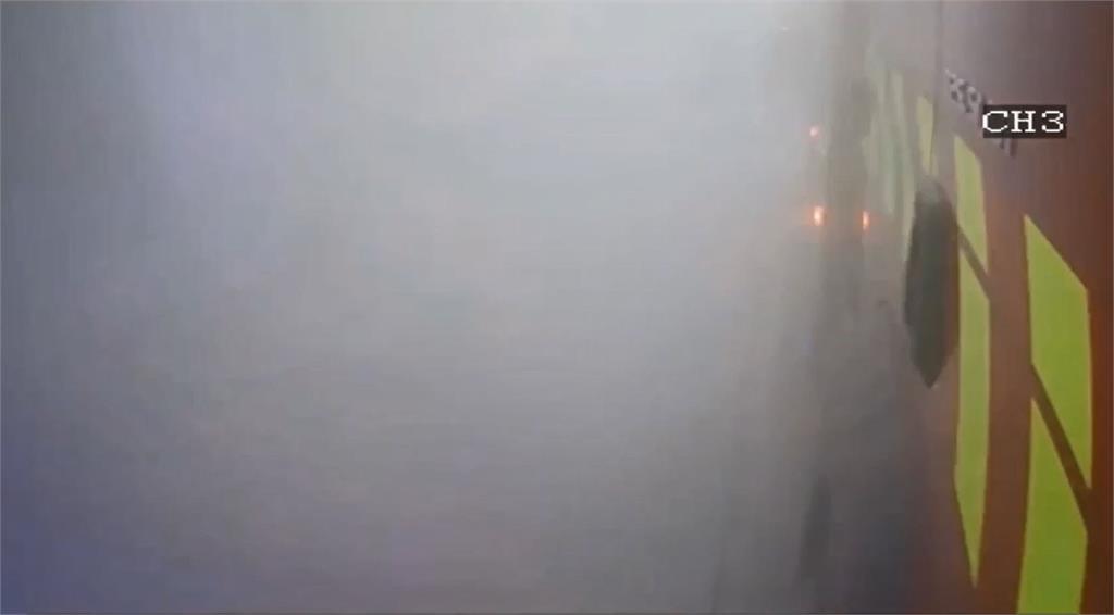 快新聞／高雄鋰電池廠爆炸瞬間畫面曝　員警逃命跌倒後消失在粉塵中....