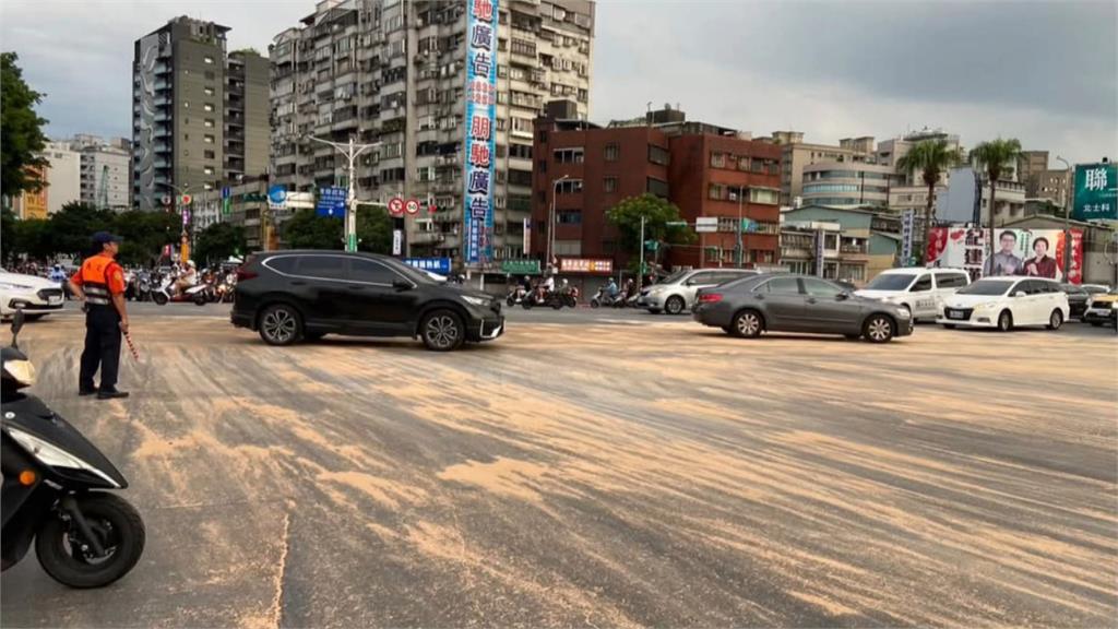 北市大路口出現油汙　一小時內７機車慘摔險遭輾