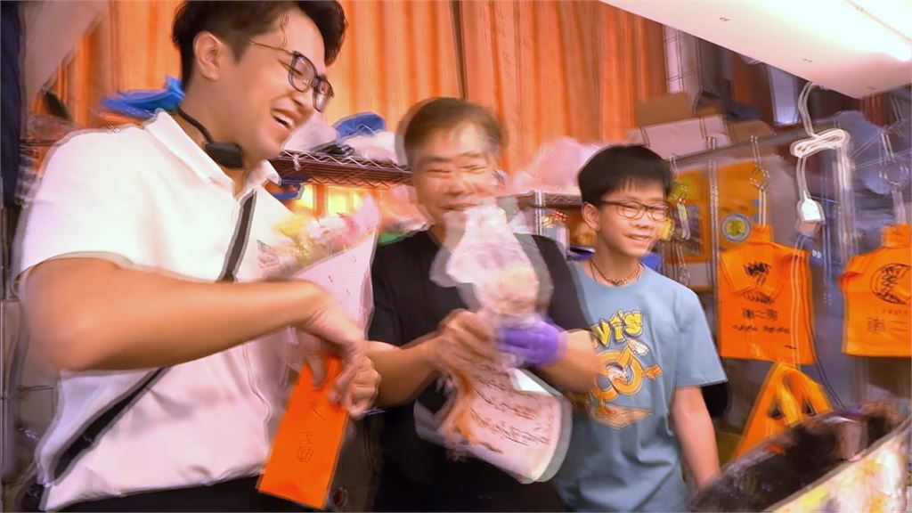 沈伯洋赴大直市場掃街　民眾瘋排逾3小時頭香讓位給壽星