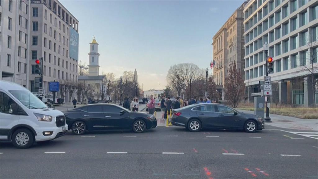 驚險！廂型車衝過白宮附近路障　撞上拉法葉廣場閘門