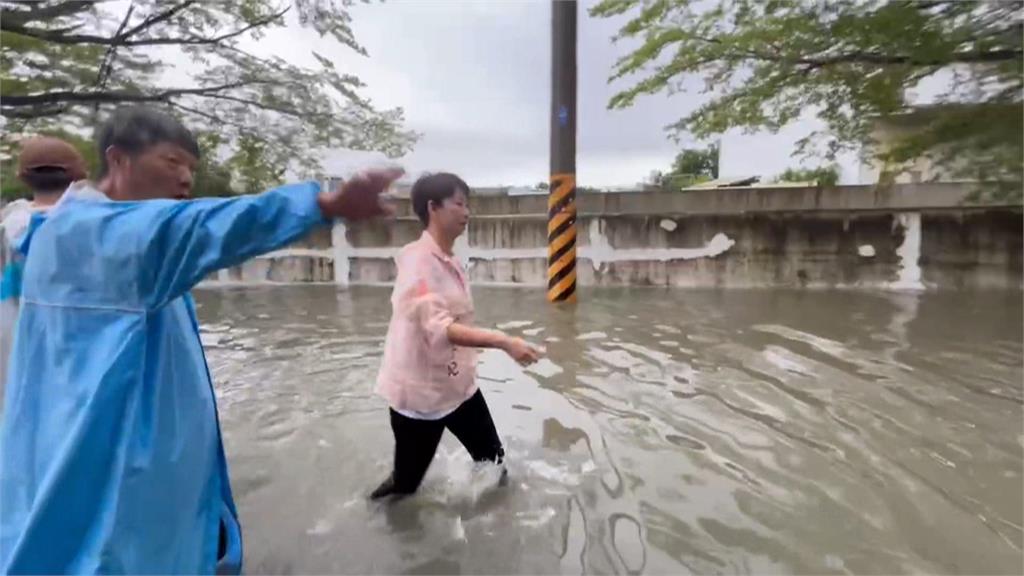 陳其邁災區淋雨涉水　盧秀燕勘災"全妝上陣"遭調侃