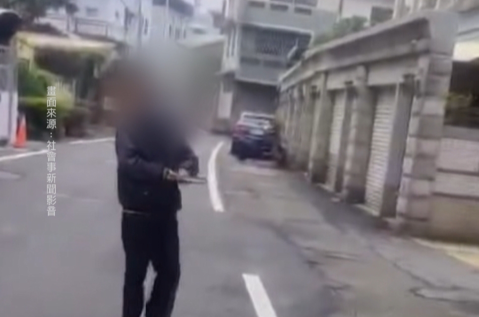 敲鑼男蹭遶境隊伍討紅包 宮廟人員喝斥:別害廟方被誤會