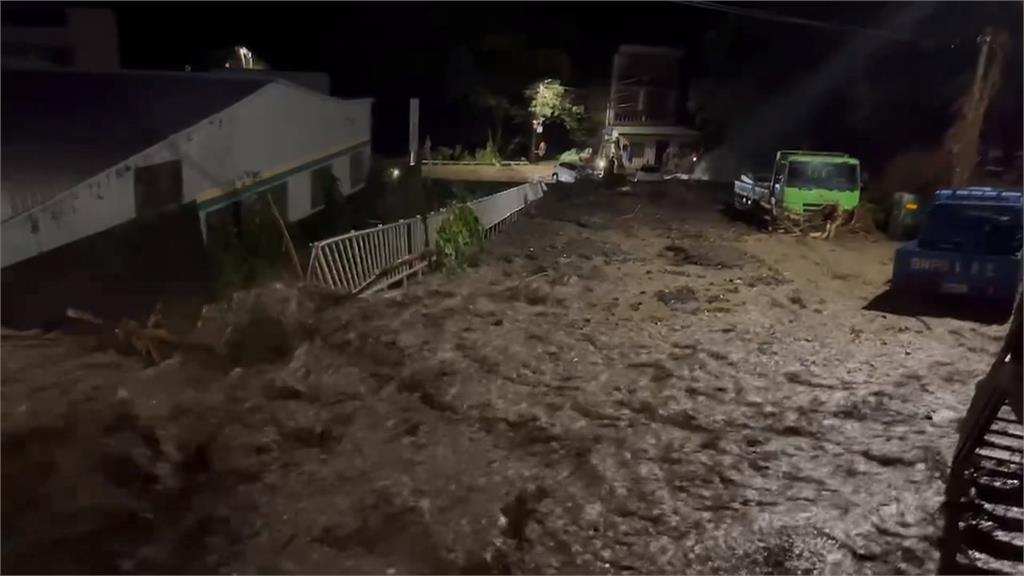 春陽部落斜坡鐵護欄沖歪 6車遭土石掩埋.5民宅遭沖刷