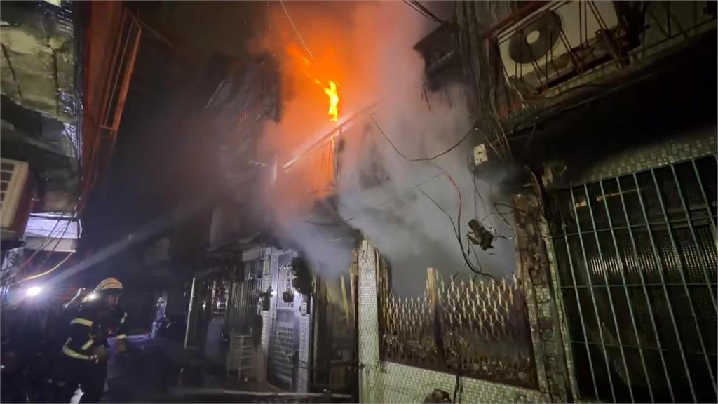 高雄兩火警!鳳山透天宅現爆炸聲 左營生鮮市場竄火舌、食材全泡湯