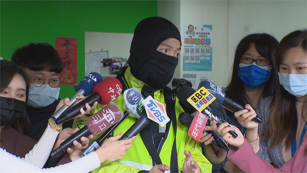 為10元停車費! 駕駛痛罵收費員還逼車