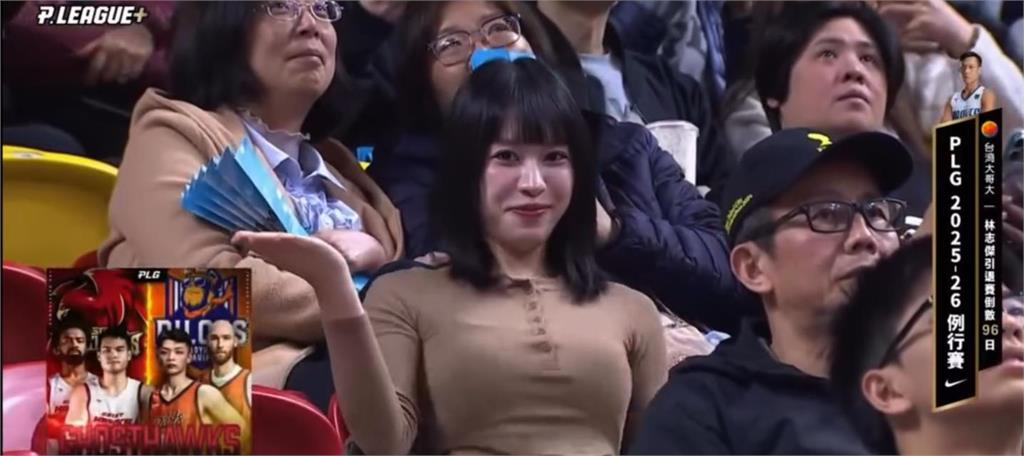 PLG/女球迷無預警「中空挺胸律動」 竟是球場界王心凌嗨喊:謝賞飯吃