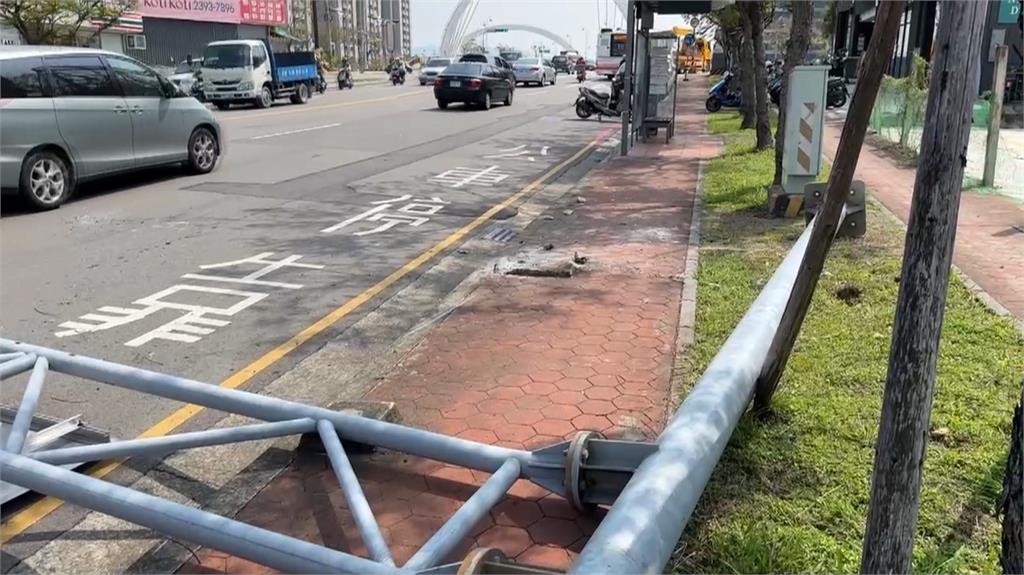 台中公車靠站出包!司機撞倒路牌 騎士閃避自摔送醫