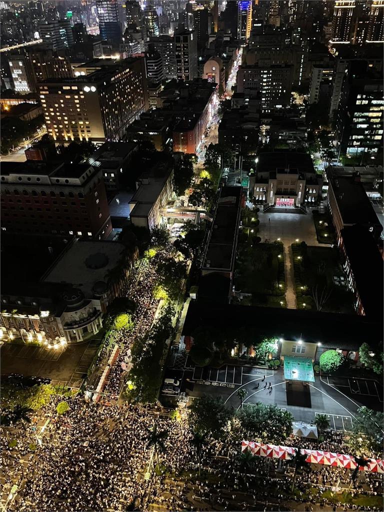 快新聞／再現太陽花十字！10萬人擠爆立院抗議　空拍圖「看不見盡頭」