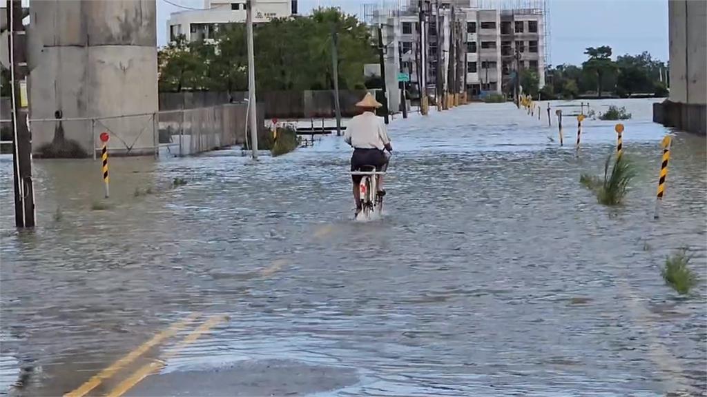 颱風奇景!民眾划獨木舟買早餐 勇父撐竹筏送護理師女兒上班